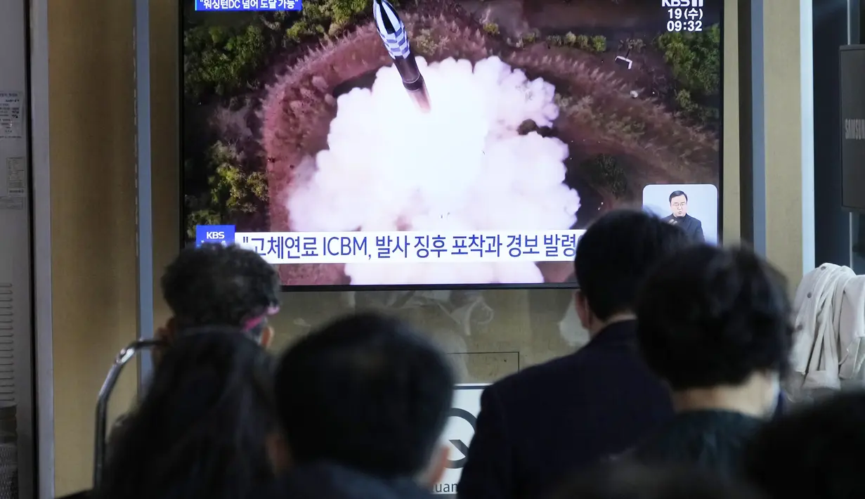 Kim memerintahkan para pejabat untuk melanjutkan peluncurannya pada tanggal yang dirahasiakan, demikian dilaporkan media pemerintah pada hari Rabu. (AP Photo/Ahn Young-joon)