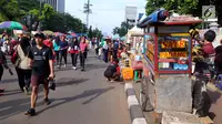 Pedagang kaki lima (PKL) tumpah ruah saat Car Free Day di kawasan Senayan, Jakarta, Minggu (8/10). Sejak ditinggal kepemimpinan Basuki Tjahaja Purnama alais Ahok, tidak terlihat petugas yang berjaga menertibkan jalannya CFD.  (Liputan6.com/Fery Pradolo)