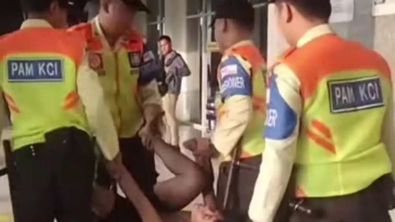 Tangkapan layar sejumlah petugas menyeret seorang pria yang diduga Orang Dengan Gangguan Jiwa (ODGJ) keluar dari Stasiun Duri, Tambora, Jakarta Barat, Selasa (30/6/2026).