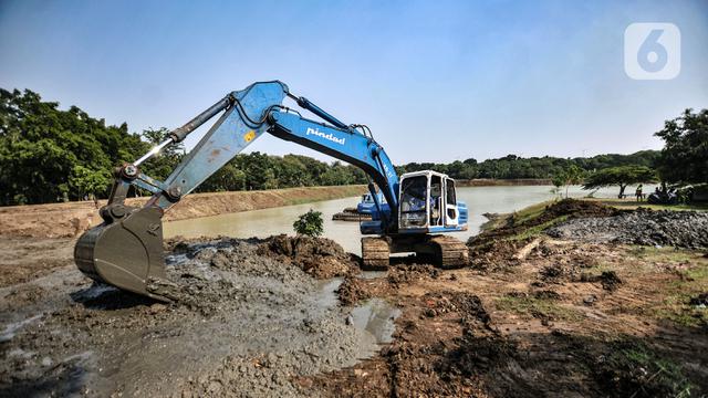 FOTO: Cegah Banjir, Lumpur Waduk Setu Cipayung Dikeruk