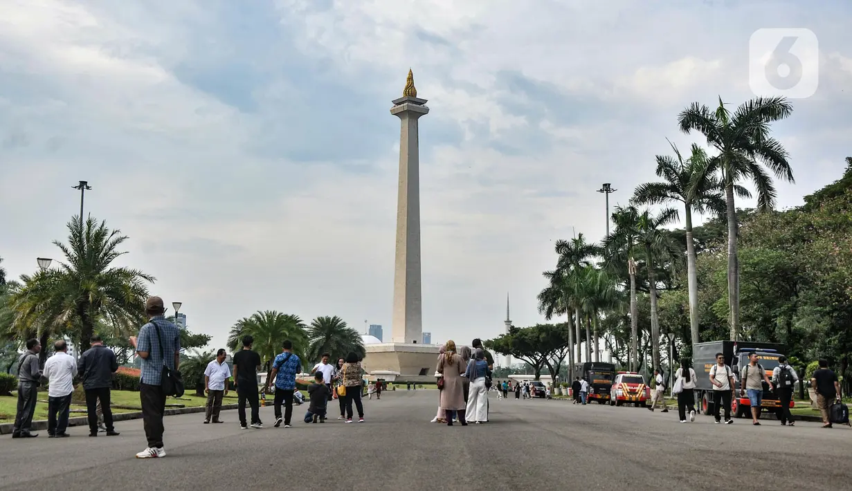 Warga saat berkunjung pada hari perdana uji coba pembukaan Monumen Nasional (Monas), Jakarta Pusat, Kamis (16/6/2022). Pemprov DKI Jakarta melakukan uji coba pembukaan kawasan wisata Monas secara bertahap dan terbatas denggan jam operasional dimulai pukul 06.00 hingga 16.00 WIB. (merdeka.com/Iqbal S Nugroho)