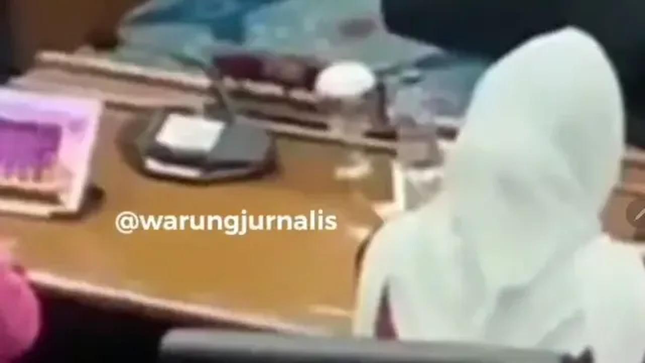 Anggota DPRD DKI Jakarta Fraksi PDI Perjuangan Cinta Mega tertangkap kamera diduga tengah bermain aplikasi diduga game slot.