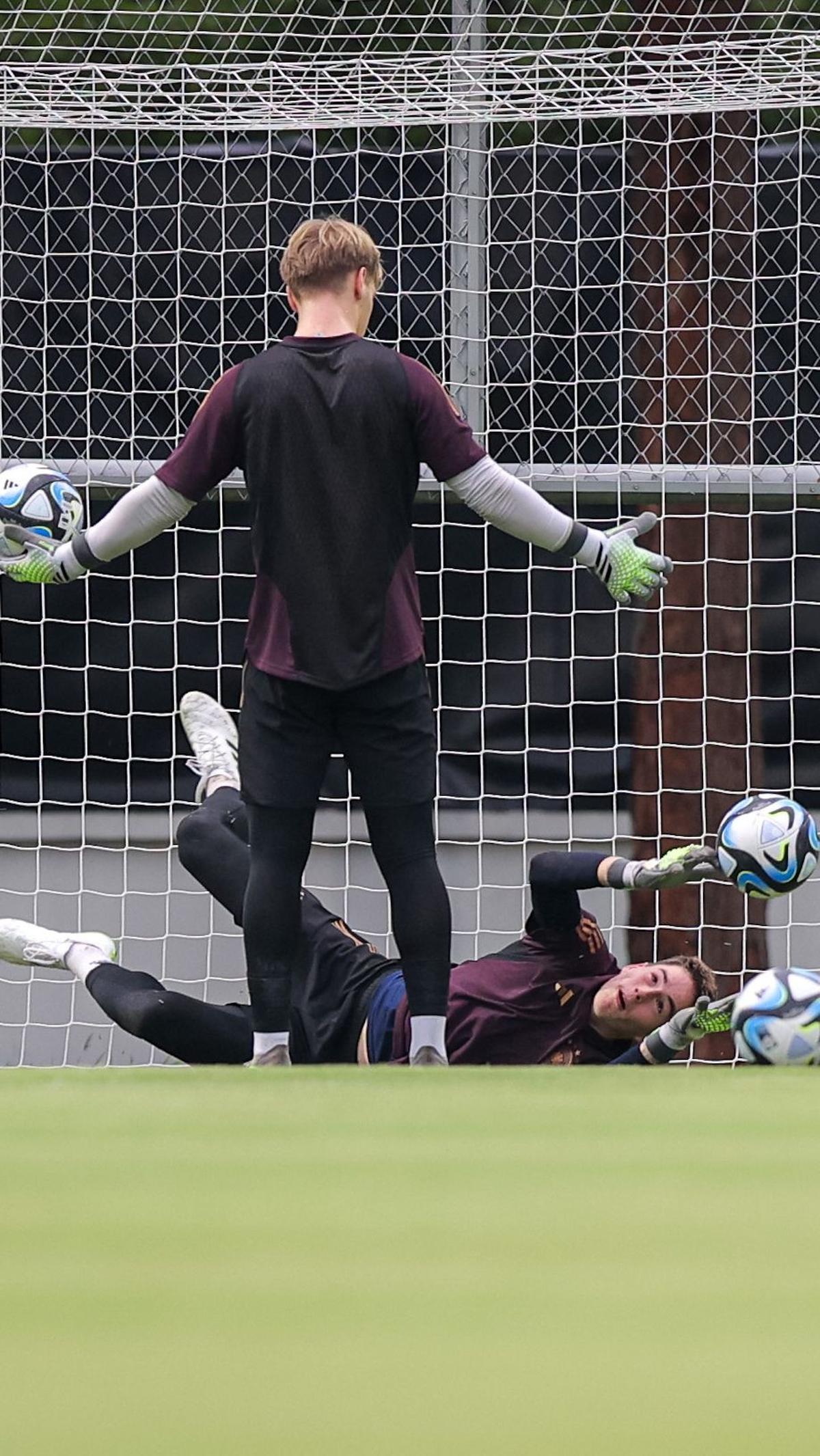 Max Schmitt dan Louis Babatz secara bergantian mendapatkan materi latihan peras keringat dari pelatih kiper Timnas Jerman U-17.