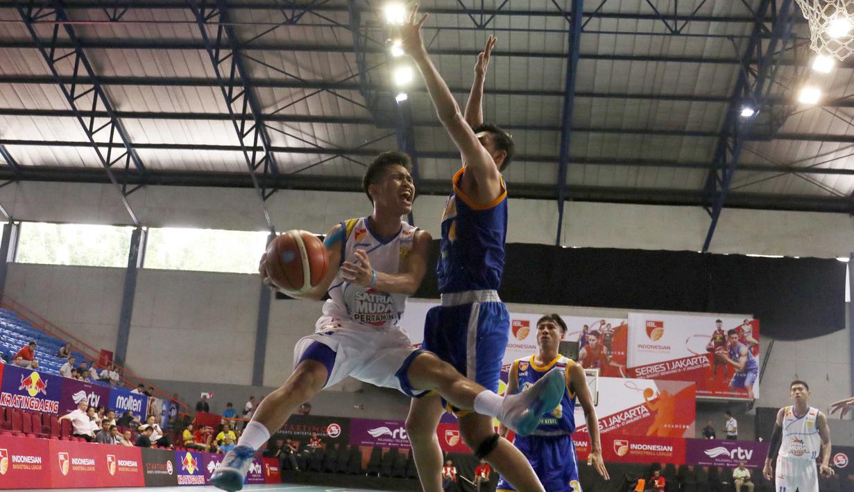 Pemain Satria Muda, Audy Bagastyo (kiri) mencoba melewati hadangan pemain Bimasakti pada laga IBL Reguler Season di Hall A Senayan, Jakarta, Senin (11/1/2016). Satria Muda menang 55-33. (Bola.com/Nicklas Hanoatubun)