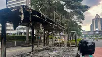 Sejumlah fasilitas umum di jalan Jenderal Sudirman, Jakarta terlihat rusak parah akibat dibakar massa dalam aksi yang dilakukan pada Jumat (29/8) hingga Sabtu Sabtu (30/8/2025) dini hari. (merdeka.com/Arie Basuki)