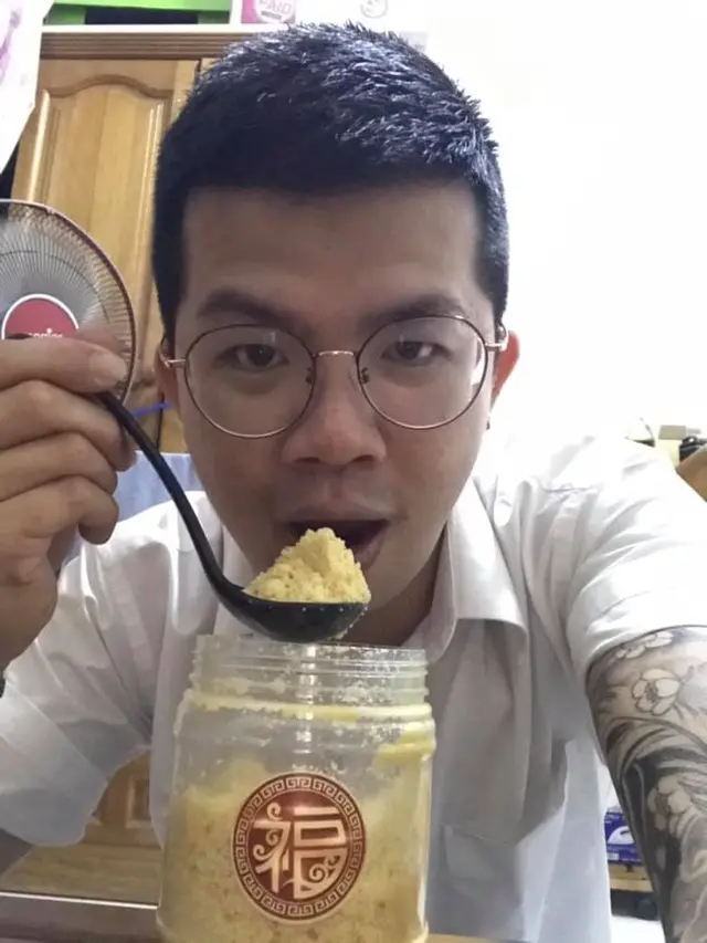 Kisah pria Malaysia yang menikmati kue Imlek sendirian karena pandemi COVID-19.