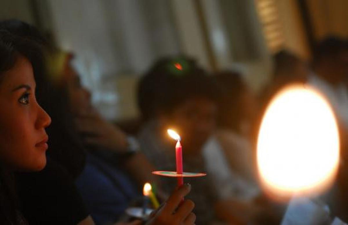 Umat Kristiani di Jakarta lakukan ibadah malam Natal