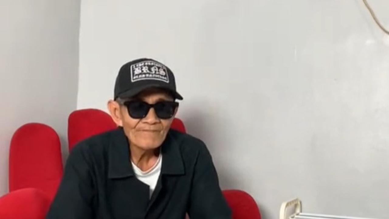 Kakek berambut putih ini juga tak lupa menambahkan aksesoris di outfitnya kali ini.<br><br>Ia memilih menggunakan topi dan kacamata agar penampilannya semakin keren dan awet muda.