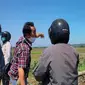 Panitera PN Sumber Kabupaten Cirebon bersama kuasa hukum Sultan Sepuh XI melakukan pencocokan di lokasi Desa Banjarwangunan. (Istimewa)