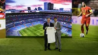 Presiden Florentino Perez memperkenalkan Eden Hazard sebagai pemain anyar Real Madrid di Santiago Bernabeu, Jumat (13/6/2019). (AP Photo/Manu Fernandez)