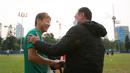 <p>Pelatih kepala&nbsp;Timnas Indonesia U-20, Shin Tae-yong (kiri) berjabat tangan dengan Ketua Umum PSSI,&nbsp;Mochamad Iriawan saat latihan persiapan Kualifikasi Piala Asia U-20 2023 yang berlangsung di Lapangan A Gelora Bung Karno, Jakarta, Selasa (30/08/2022). (Bola.com/Bagaskara Lazuardi)</p>