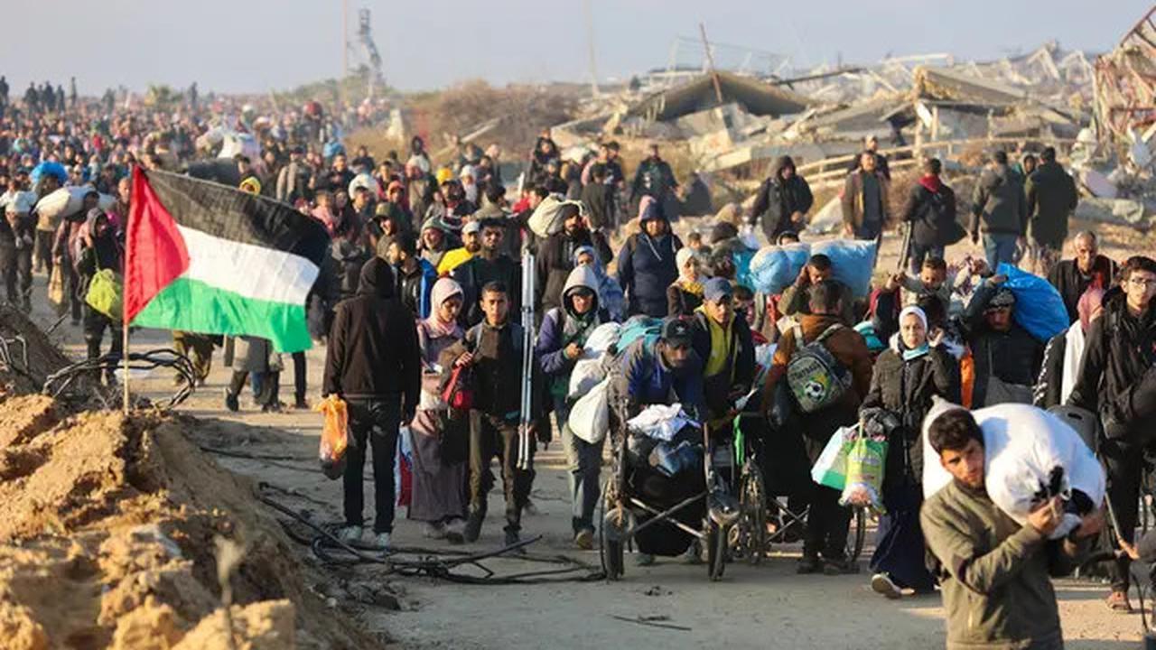 Potret Ribuan Warga Palestina Susuri Koridor Netzarim Untuk Kembali ke Gaza Utara