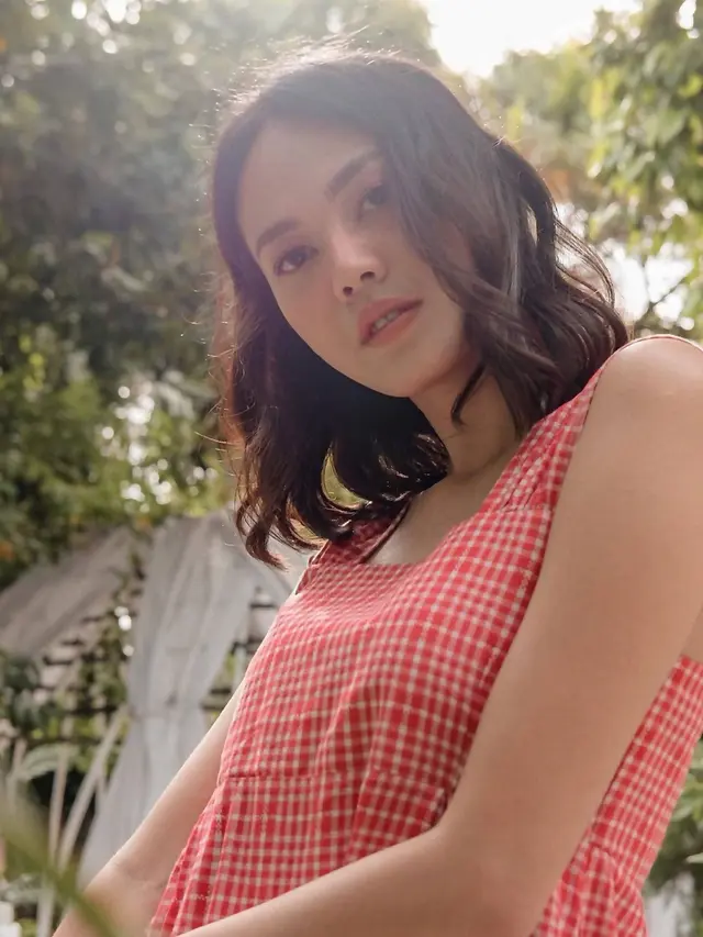 FOTO: Tampil Feminim, Ini Gaya Della Dartyan Pakai Simple Dress yang Menawan