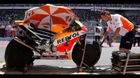 Ban MotoGP ditutupi kain (boxrepsol.com)