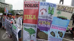 Aksi mendukung Reklamasi Teluk Benoa Bali di kawasan Car Free Day, Jakarta, Minggu (20/3/2016). Mereka mendukung revitalisasi karena memberi banyak keuntungan kepada warga Bali. (Liputan6.com/Johan Tallo)
