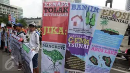 Aksi mendukung Reklamasi Teluk Benoa Bali di kawasan Car Free Day, Jakarta, Minggu (20/3/2016). Mereka mendukung revitalisasi karena memberi banyak keuntungan kepada warga Bali. (Liputan6.com/Johan Tallo)