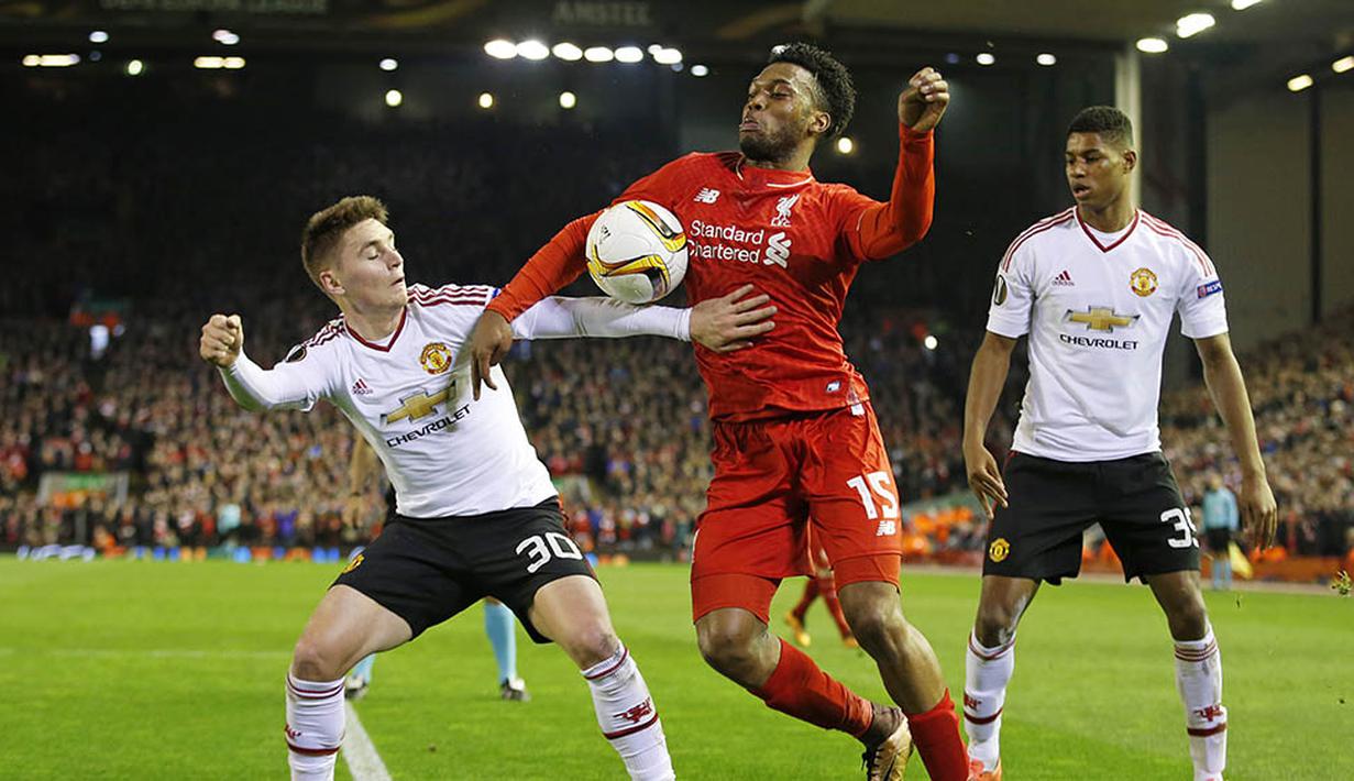 Penyerang Liverpool, Daniel Sturridge, berusaha melewati bek MU, Gullermo Varela. Gol pertama Liverpool dicetak Sturridge pada babak pertama menit ke-20 melalui titik penalti. (Reuters/Carl Recine)