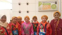 Jemaah haji asal Gowa berpakaian mewah dan glamor. (www.haji.kemenag.go.id)
