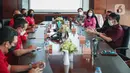 Perwakilan Indihome melakukan pertemuan dengan Emtek Group atau PT Elang Mahkota Teknologi di SCTV Tower, Senayan, Jakarta, Rabu (2/3/2022). Pertemuan membahas peran Indihome dalam ekspansi Vidio ke bigger screen home entertainment. (Liputan6.com/Faizal Fanani)