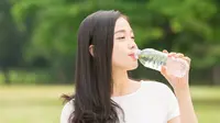 ilustrasi minum air putih/miya227/Shutterstock