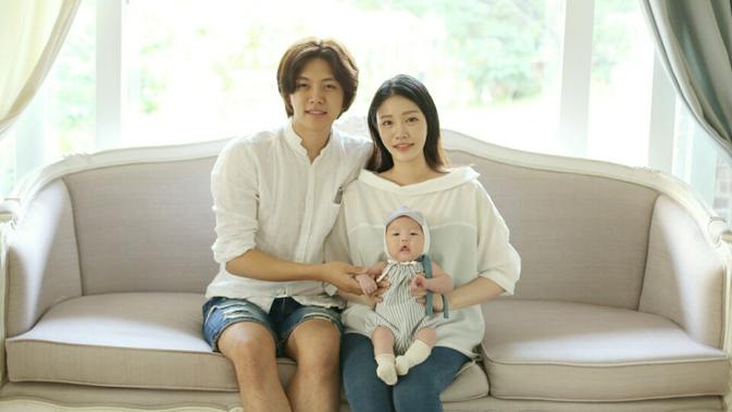 Shin Dongho bersama istri (Kim Seehee) dan putranya, Shin Asher [foto: facebook]