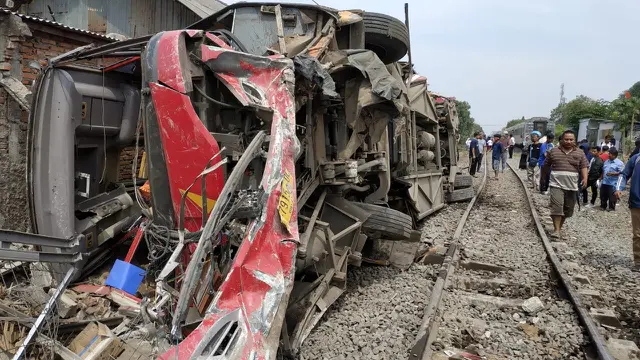 Bus tabrak kereta