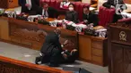 Wakil Ketua Banggar DPR RI Muhidin Muhammad Said terjatuh usai memberikan laporan hasil pembahasan RAPBN 2023 di Rapat Paripurna ke-26 Masa Persidangan V Tahun Sidang 2021-2022 di Gedung nusantara III, Jakarta, Kamis (30/6/2022). Belum diketahui kenapa Wakil Banggar Muhidin sampai terjatuh dan dibawa keruang medis. (Liputan6.com/Angga Yuniar)