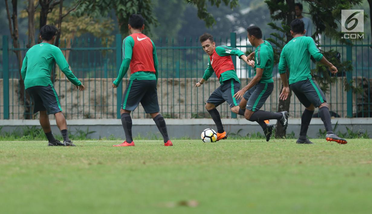 Pemain Timnas Indonesia U-23, Egy Maulana Vikri (tengah) berebut bola saat latihan di Lapangan A Senayan, Jakarta, Sabtu (17/3). Latihan ini persiapan uji tanding melawan Singapura pada 21 Maret mendatang. (Liputan6.com/Helmi Fithriansyah)