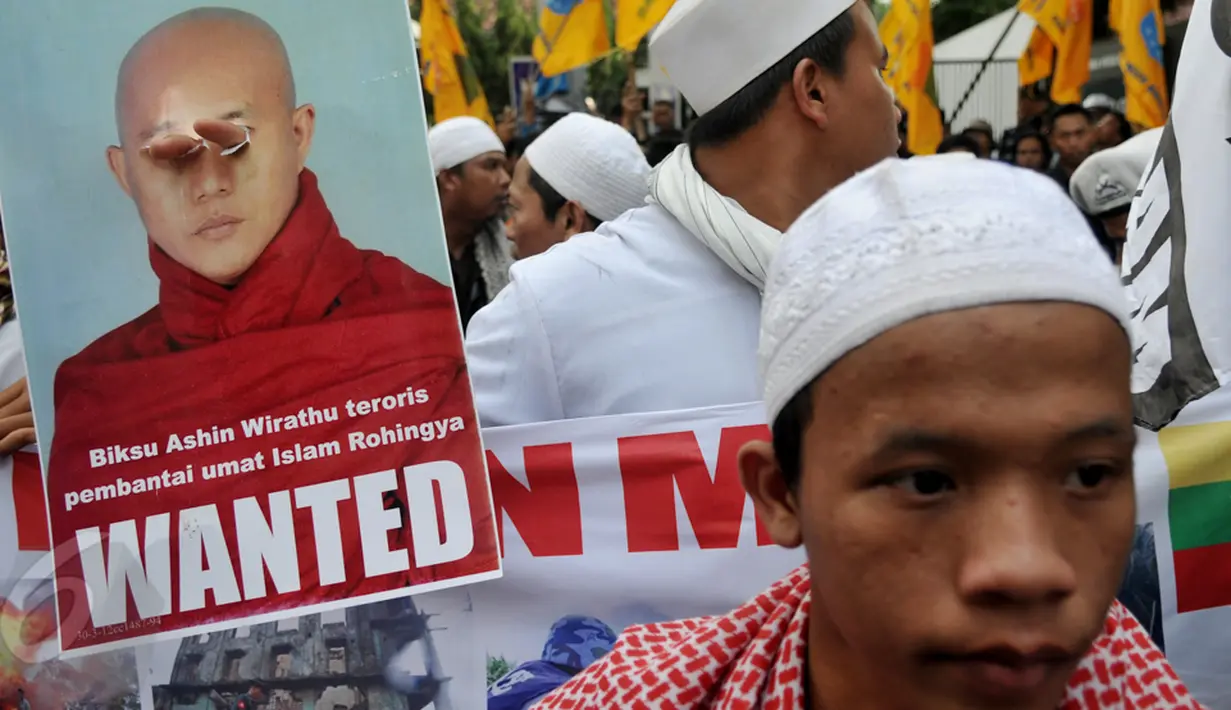 Massa membawa poster Biksu Ahsin Wirathu saat aksi di depan Kedubes Myanmar, Jakarta, Rabu (27/5/2015). Mereka mengecam aksi teroris yang dilakukan Biksu Ahsin Wirathu kepada etnik Rohingya. (Liputan6.com/Johan Tallo)