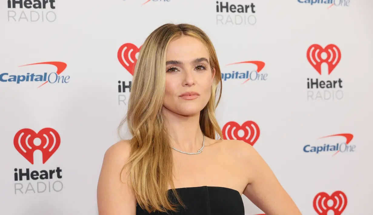 Zoey Deutch berpose saat menghadiri iHeartRadio Jingle Ball 2022 Z100 di Madison Square Garden di New York City pada 9 Desember 2022. Aktris Akademi Vampir juga menambahkan aksen perak, Deutch mengenakan gelang logam, cincin, dan kalung bertatahkan berlian yang serasi. ukuran. (Dia Dipasupil/Getty Images/AFP)