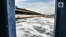 Kondisi limbah busa yang mencemari Kali Ancol, Jakarta Utara, Rabu (16/3/2022). Munculnya busa tersebut diduga berasal dari limbah rumah tangga dan industri akibat belum efektifnya Instalasi Pengolahan Air Limbah (IPAL). (merdeka.com/Iqbal S. Nugroho)