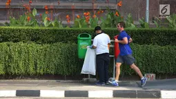 Seorang pria mengambil sampah plastik pada program World Cleanup Day di Kawasan Bundaran HI, Jakarta, Sabtu (15/9). Kegiatan ini diikuti oleh berbagai kalangan dari masyarakat, anak-anak sekolah. (Merdeka.com/Imam Buhori)