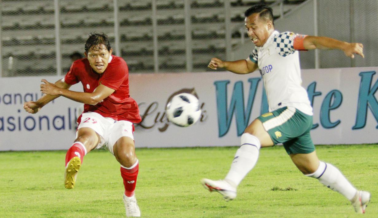 Gelandang Timnas Indonesia  U-23, Adam Alis berusaha menjebol gawang Tira Persikabo. (Foto: Bola.com/M. Iqbal Ichsan)