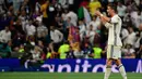 Cristiano Ronaldo berteriak dilapangan usai pemain Barcelona mencetak gol ketiga pada La Liga Spanyol di Stadion Santiago Bernabeu, Madrid, (24/4). Bermain sebagai tuan rumah Real Madrid kalah 3-2 atas Barcelona. (AFP Photo/Pierre Philippe Marcou)