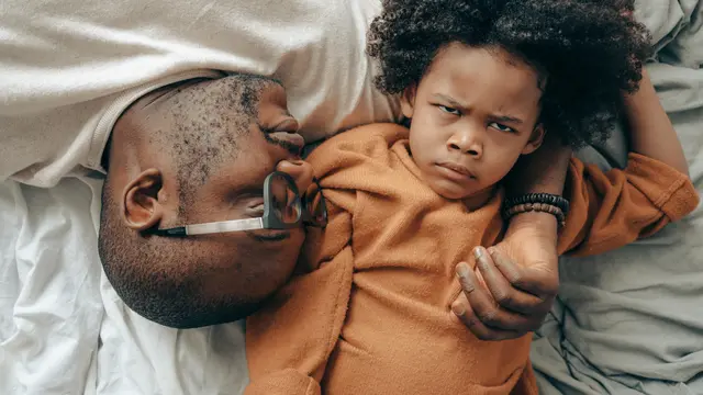 Contoh ilustrasi orangtua membantu anak menenangkan amarahnya