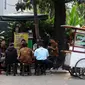 Sejumlah PKL menggelar dagangannya di atas trotoar Jalan Aditiawarman I hingga Jalan Sunan Ampel, Melawai, Jakarta Selatan, Jumat (2/3). Puluhan PKL sempat memasang spanduk OK OCE, namun diturunkan oleh Pemprov DKI Jakarta. (Liputan6.com/Arya Manggala)