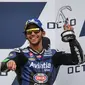 Pembalap Avintia Esponsorama, Enea Bastianini, berhasil tampil mengesankan dengan meraih podium ketiga pada balapan MotoGP San Marino 2021. (AFP/Andreas Solaro)