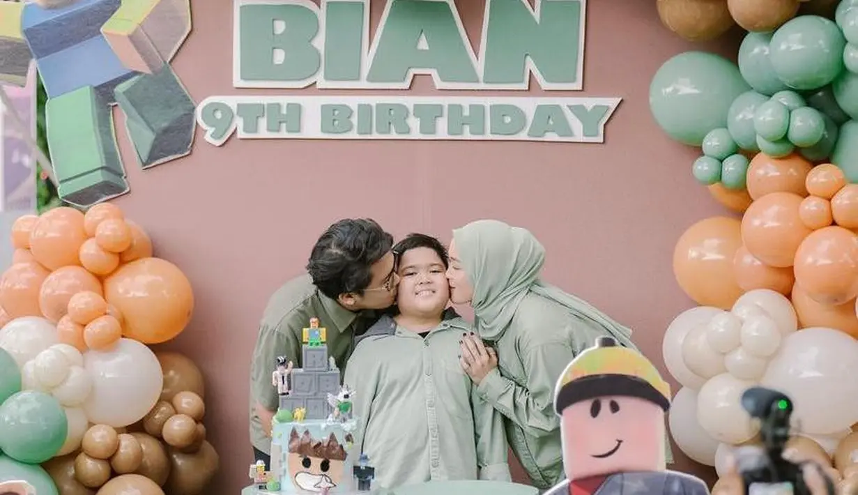 Dalam potret tersebut, mereka tampak kompak mengenakan baju warna senada. @ririe_fairus.