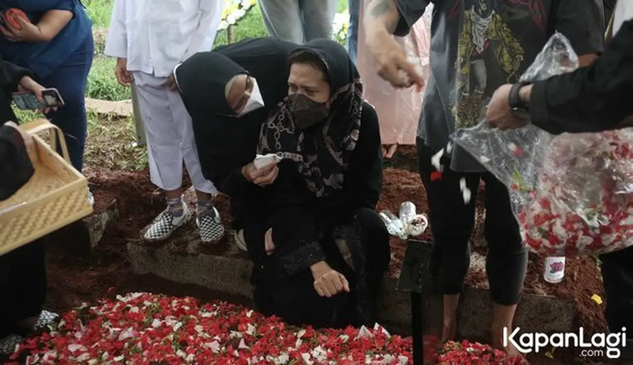 Chintami Atmanegara saat antarkan jenazah Oddie Agam (Sumber:  Bayu Herdianto © KapanLagi.com)