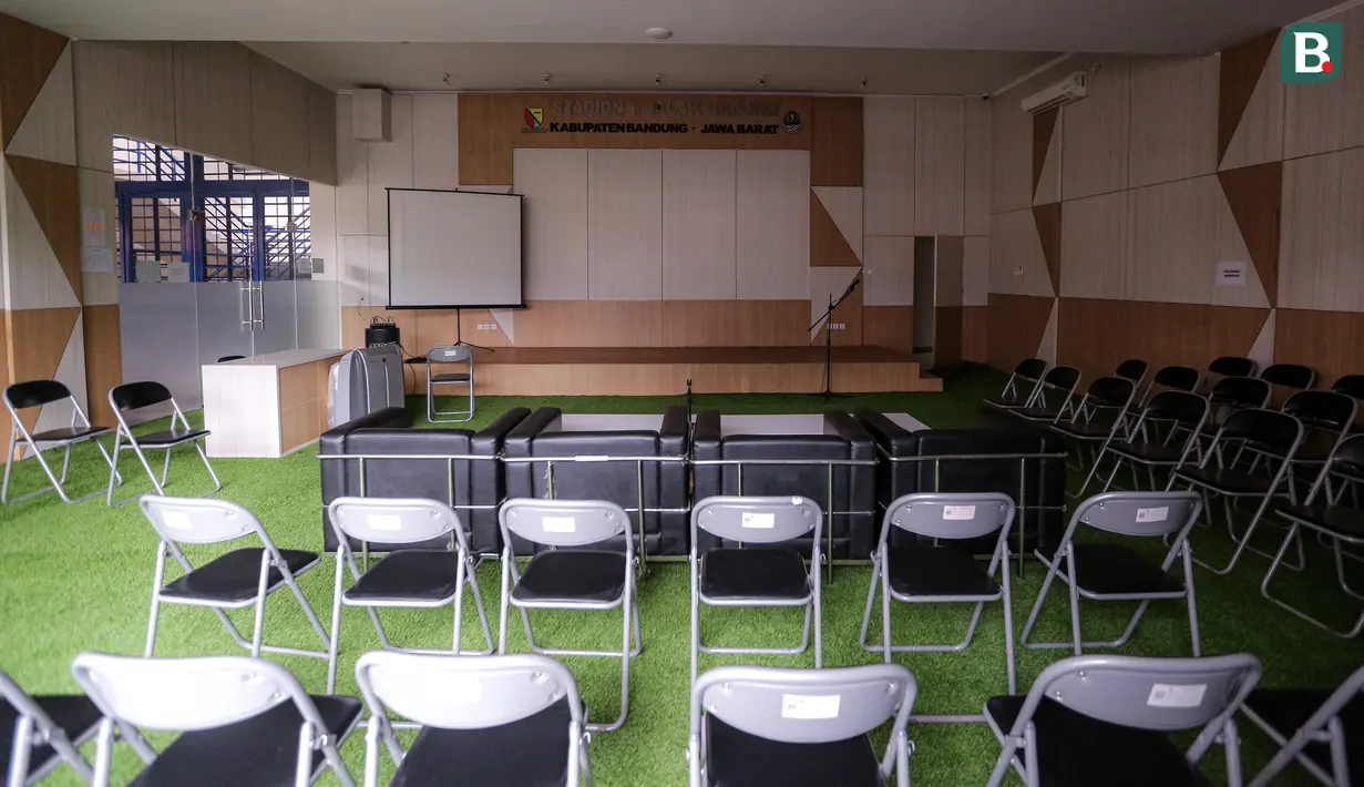 Ruang konferensi pers di dalam Stadion Si Jalak Harupat, Kecamatan Kutawaringin, Kecamatan Bandung, Jawa Barat yang tengah dipersiapkan untuk salah satu venue Piala Dunia U-17 2023 pada Sabtu (21/10/2023). (Bola.com/Bagaskara Lazuardi)