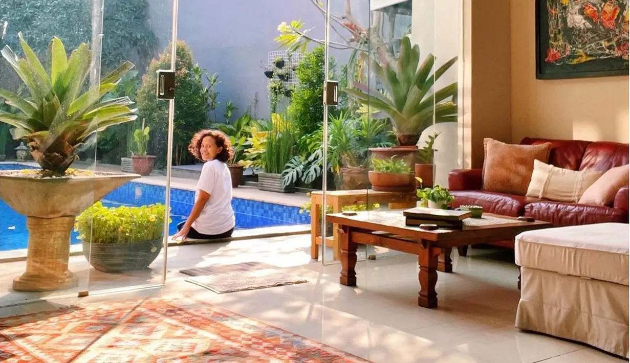 Dari beberapa foto yang diunggahnya di akun media sosial miliknya, istri pemeran senior Mathias Muchus tersebut kerap memperlihatkan rumahnya yang terkesan begitu nyaman. (Instagram/mirles)