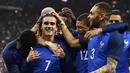 Penyerang Prancis, Antoine Griezmann, bersama rekannya merayakan gol. Namun sayang gol tersebut dianulir wasit karna ternyata offside. (AFP/ Franck Fife)
