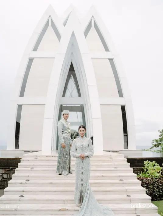 Sementara Deva Mahendra tampil gagah dengan atasan satin dan kain songket wiru di bagian depan [instagram/miktambayong]