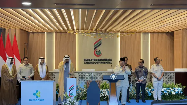 Presiden Prabowo Subianto meninjau Rumah Sakit Kardiologi Emirates-Indonesia (RSKEI) yang berlokasi di kawasan Solo Technopark, Kota Surakarta, Jawa Tengah, Rabu (19/11/2025) (Liputan6.com/Lizsa Egeham)