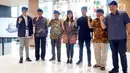 Penerima apresiasi Semangat Astra Terpadu Untuk Indonesia (SATU Indonesia) Awards 2018 Narman (ketiga kanan) foto bersama para juri SATU Indonesia Awards 2019 dengan mengenakan ikat kepala khas Baduy, Jakarta, Senin (11/3).(Liputan6.com/HO/Eko)