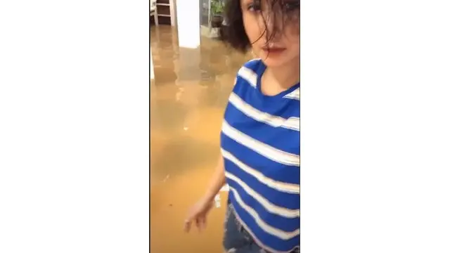 7 Gaya Yuni Shara saat Kebanjiran, Outfitnya Curi Perhatian