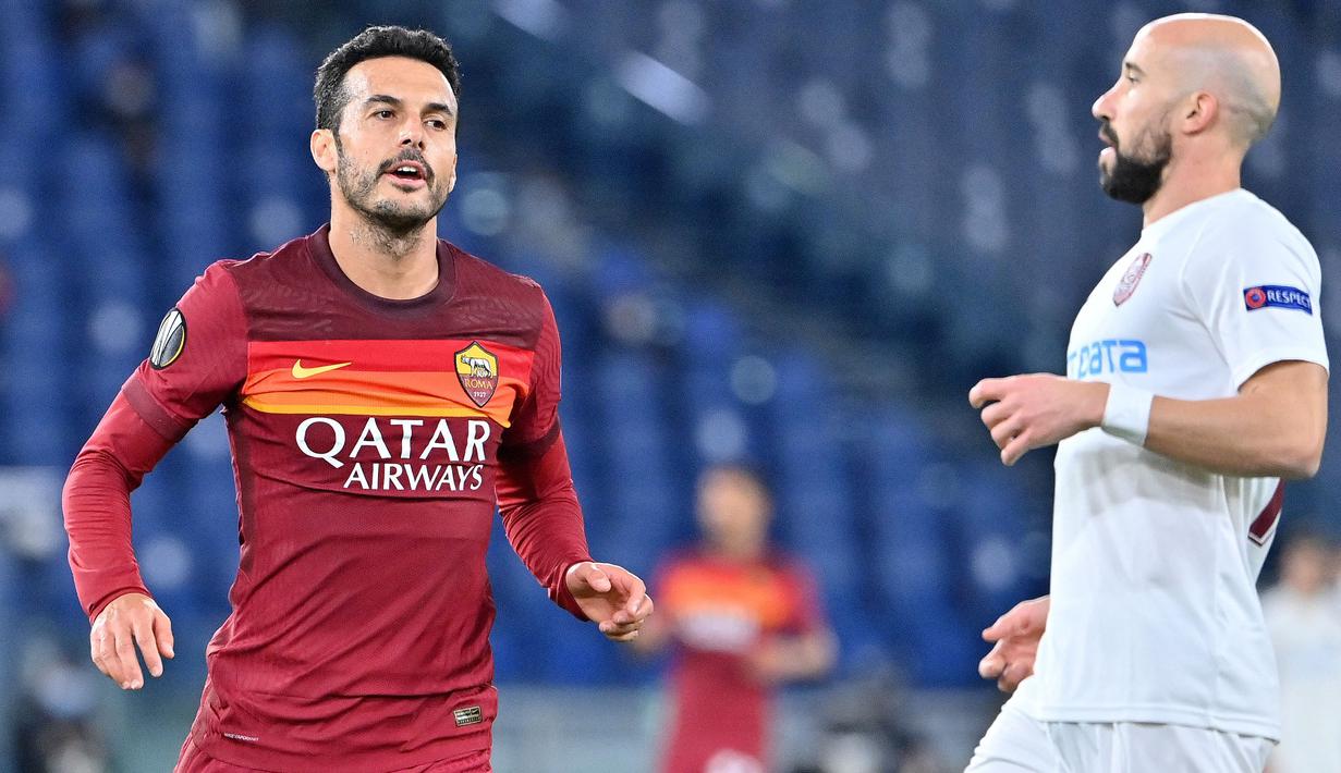 Pedro adalah bagian dari masa keemasan Barcelona dan Timnas Spanyol. Pada 2015, ia memutuskan untuk menjalani petualangan baru bersama Chelsea dan sukses meraih gelar Liga Inggris. Setelah kontraknya habis di London, Pedro kemudian merapat ke AS Roma dengan status bebas transfer. Meski tak muda lagi, sang pemain masih mampu menunjukkan performa terbaiknya dengan mencetak  6 gol dan 7 assist. Sayangnya, ia tersingkir di era kepelatihan Jose Mourinho. Pedro pun akhirnya memilih menyeberang ke klub rival, Lazio pada musim panas 2021 dengan status gratis. (AFP/Alberto Pizzoli)