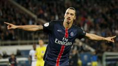 Pemain PSG, Zlatan Ibrahimovic merayakan gol yang dicetaknya ke gawang Toulouse pada laga Liga Prancis di Stadion Parc des Princes, Prancis, Sabtu (7/11/2015). PSG berhasil menang 5-0. (Reuters/Benoit Tessier) 