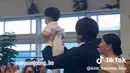 <p>Kim Hyun Joong bersama anak dan istri (Foto: TikTok/ mysol_khj)</p>