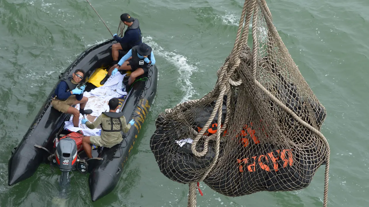 Evakuasi korban AirAsia QZ8501 oleh prajurit TNI 